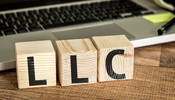 What are the advantages of setting up a business in free zones?